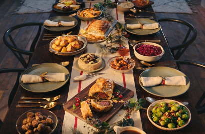 Sainsbury's 2023 Christmas TV Advert dinner.jpg
